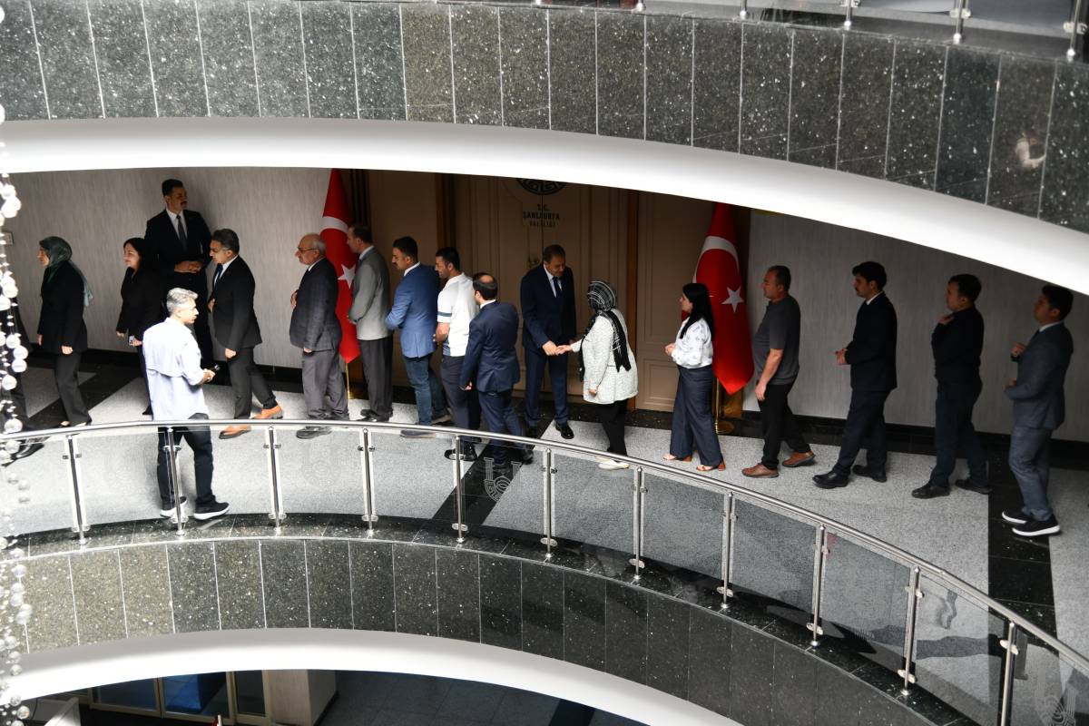 Vali Şıldak, hac dönüşü personeliyle bayramlaştı