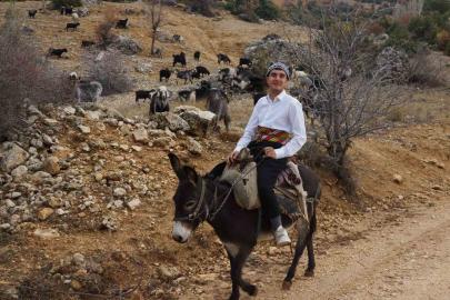 18 yaşındaki Yusuf söylediği manilerle ilgi odağı oldu