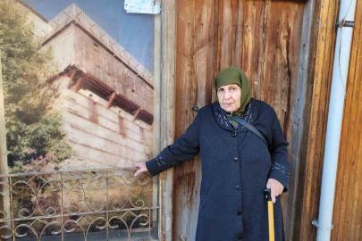 90 yaşındaki Fikriye nine manileriyle hafızalara hayran bırakıyor