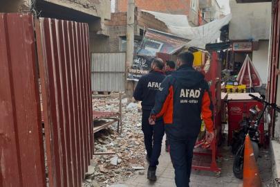 Ağır hasarlı binayı yıkarken molozların altında kaldı