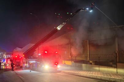 Ambalaj fabrikasında yangın: 1 işçi dumandan etkilendi
