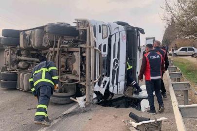 Devrilen akaryakıt yüklü tırın sürücüsü yaralandı