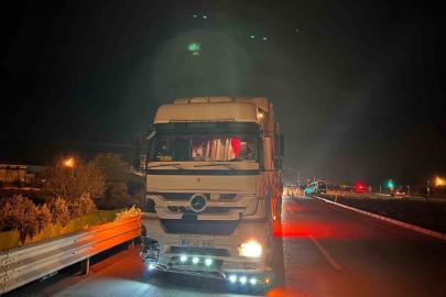 Hafif ticari araç ile tır çarpıştı: 2’si çocuk 3 yaralı