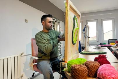Halı dokuma atölyesinde hayallerini kumaşa döküyor
