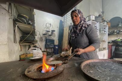 Kadın eliyle yarım asırlık kalaycılık