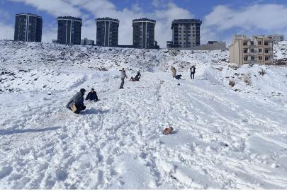 Karaköprü'de yamaçlar kayak pistine döndü