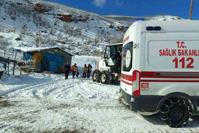 Karla kapanan yollar aşıldı, 2 hasta sağlık ekiplerince hastaneye ulaştırıldı