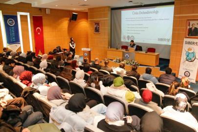 Öğrenciler yapay zeka destekli dolandırıcılığa karşı bilgilendirildi