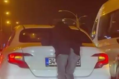 Otomobilin arkasına tutundu, hem kendini hem trafiği tehlikeye attı