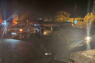 Otomobiller çarpıştı: 1 ölü, 2 yaralı