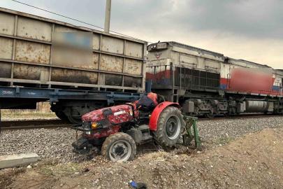 Raylardan geçmeye çalışan traktöre tren çarptı: 1 yaralı