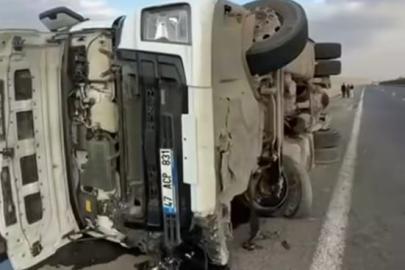 Şanlıurfa – Gaziantep karayolunda TIR devrildi