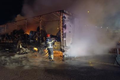 Şanlıurfa’da beyaz eşya yüklü tır alev alev yandı