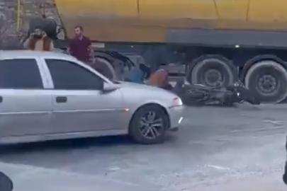 Şanlıurfa’da motosiklet, kamyonun altında kaldı (VİDEO)
