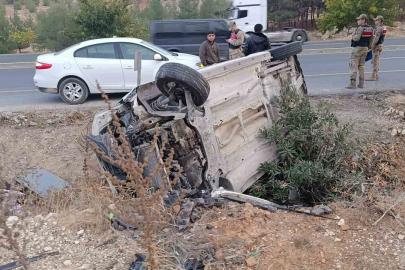 Şanlıurfa’da hafif ticari araç devrildi: Baba ve oğlu yaralandı