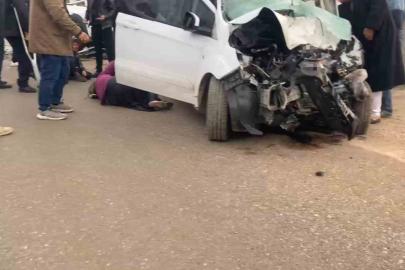 Şanlıurfa’da kamyonet ile hafif ticari araç çarpıştı: 2’si çocuk 4 yaralı