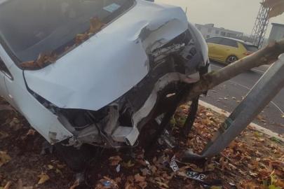 Şerit değiştiren araca çarpmamak için manevra yaptı, ağaca çarptı