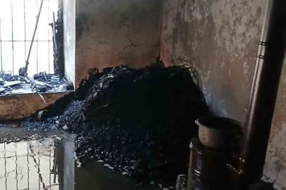 Sobadan çıkan kıvılcımlar evi küle çevirdi