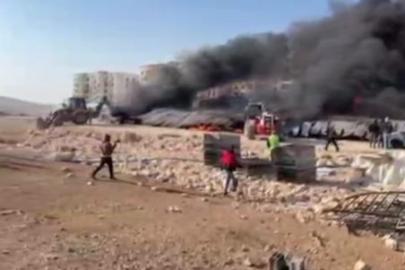 TOKİ şantiyesinde yangın: Arabalar kül oldu