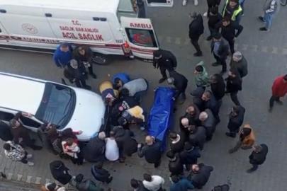 Yol ortasında eşini bıçaklayarak öldürdü