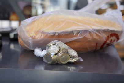 Yüz lira bozuk para getirene iki ekmek hediye