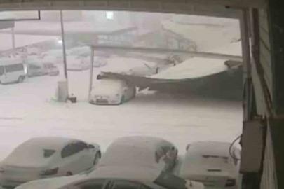 Karda sundurma araçların üzerine çöktü