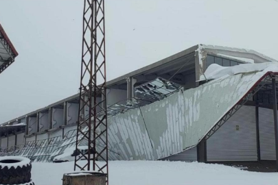 Ahırlar ve sanayi sitelerinde çatılar çöktü