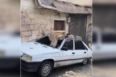 Çöken duvar otomobilin üzerine devrildi