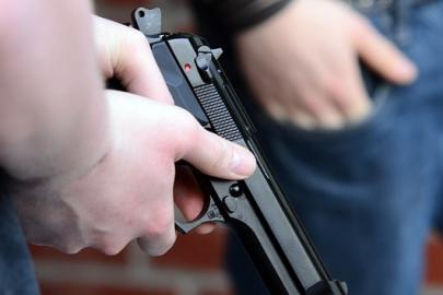 Düğünde sıkılan silah, az daha bir kişinin canını alıyordu