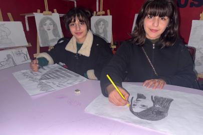 Engel tanımayan ikizlerin resim aşkı