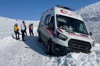 Hasta çocuk greyderle ambulansa ulaştırıldı