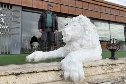Her detayını 3 saat boyunca kaşıkla tek tek işledi, ortaya kardan aslan çıkardı