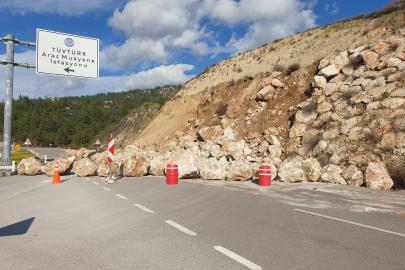 Heyelanı önlemek için örülen duvardaki kayalar yola saçıldı