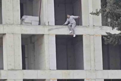 İnşaata çıkıp atlamak isteyen kişi ikna edildi