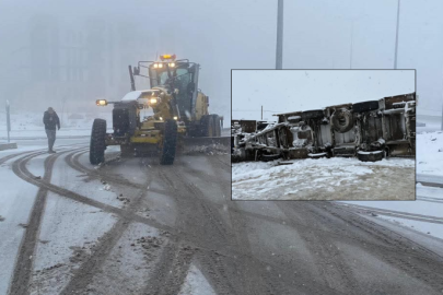 Kar yağışı ile birlikte TIR devrildi