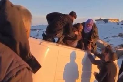 Karda devrilen minibüsteki yolcuları vatandaşlar kurtardı