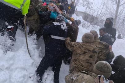 Mahalleye çığ düştü: 22 ev boşaltıldı