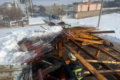 Okulda sobadan çıkan kıvılcım çatıyı tutuşturdu