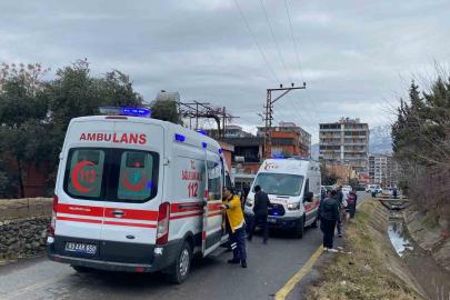 Otomobille çarpışan motosiklet kanala düştü: 2 yaralı