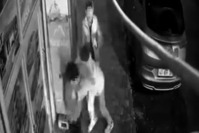 Şakalaştı; Camın kırılması ile iş yerinin içine düştü