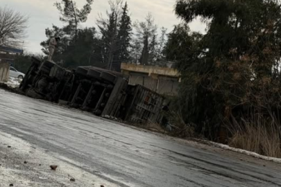 Şanlıurfa–Akçakale kara yolunda TIR devrildi