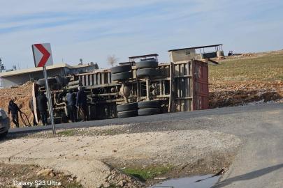 Şanlıurfa’da kamyon devrildi