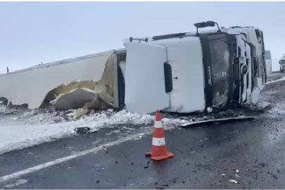 Siverek-Şanlıurfa kara yolunda tır devrildi