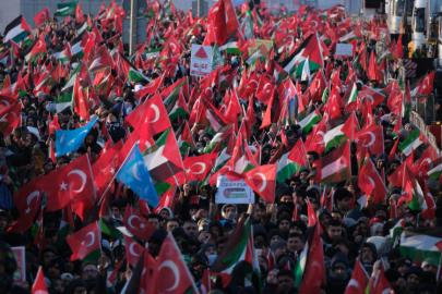 Yılın ilk gününde Galata Köprüsü'nde Filistin için saf tuttular