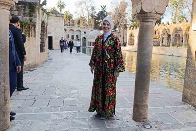 Bakan Göktaş Balıklıgöl’ü gezdi, yöresel kıyafet giydi