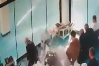 Caminin tavan alçısı cemaatin üstüne düştü