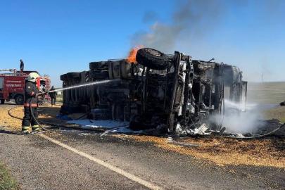Devrilen tır yandı: Sürücü, kriz geçirdi