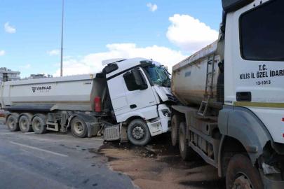 Hafriyat kamyonları çarpıştı: 1 yaralı