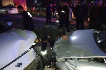 İki otomobil çarpıştı, 6 kişi yaralandı