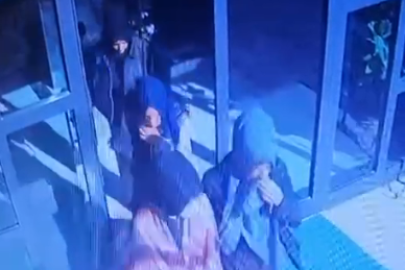 Kadın hırsızlar Karaköprü’deki bir apartmana girdi